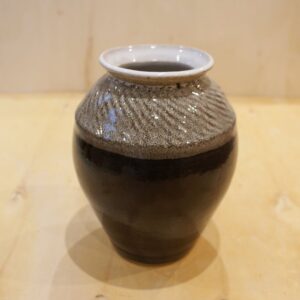 Tenmoku and white vase with rope design
